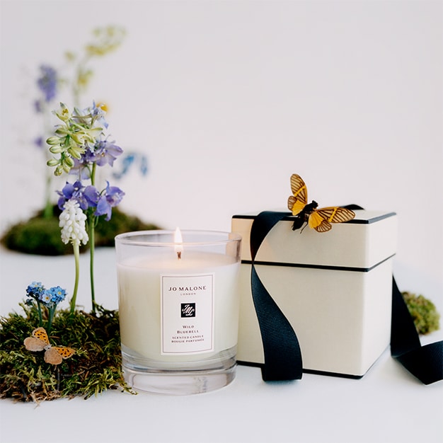 Bougie d'intérieur Jo Malone London avec une boîte et des décorations.