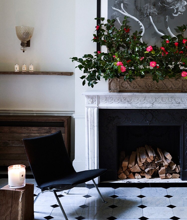 Dans le salon, le lustre en chêne fait à la main occupe le devant de la scène 